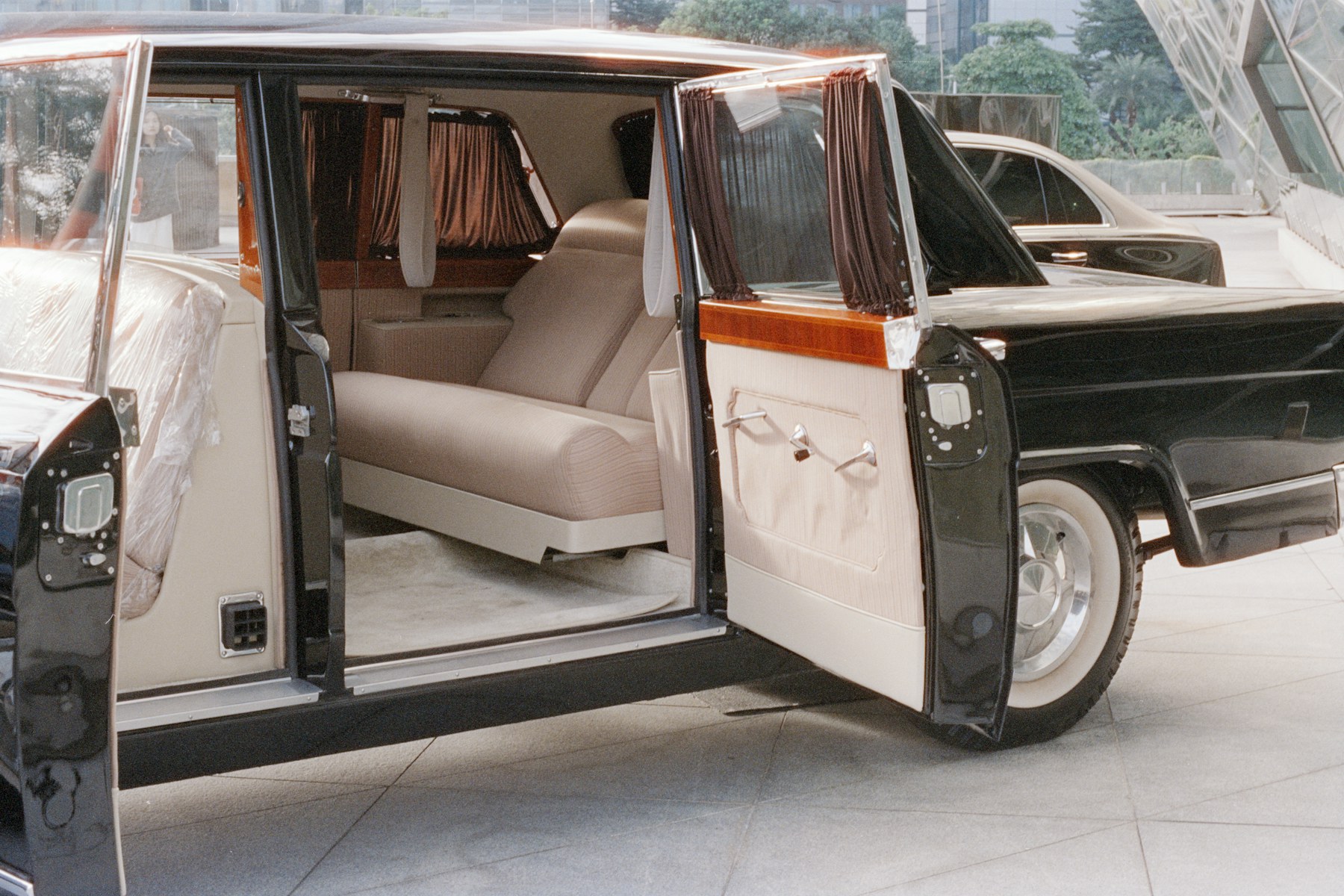 Intérieur raffiné d’une limousine avec éclairage d’ambiance